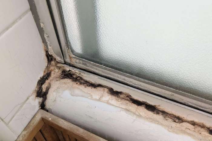 4.36 Exterior Caulking Discoloured (1)